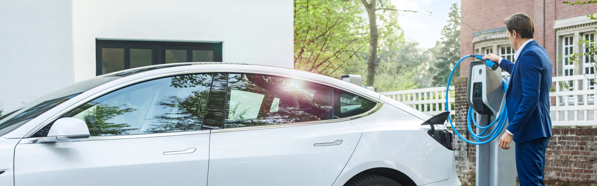 Elektrischer Dienstwagen mit Wallbox zu Hause laden
