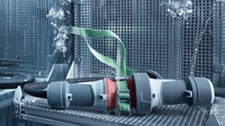 [Translate to German (Austria) (de_AT):] PowerTOP Xtra Stecker zu Prüfzwecken im Wasserbecken
